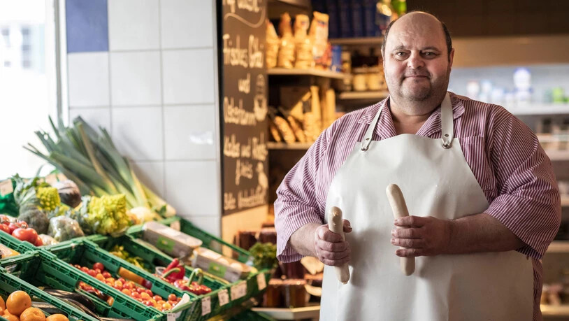 Ernster als gedacht: Matthias Schnyder hält echte Kalberwürste aus seiner eigenen Metzg in den Händen. Der Aprilscherz über eine vegetarische Alternative überzeugt aber auch ihn und sein Umfeld.