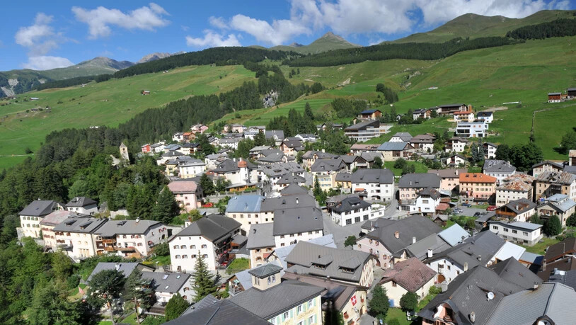 Bald bestuhlt: Im ganzen Dorf Sent werden von Kindern gestaltete Stühle aufgestellt.