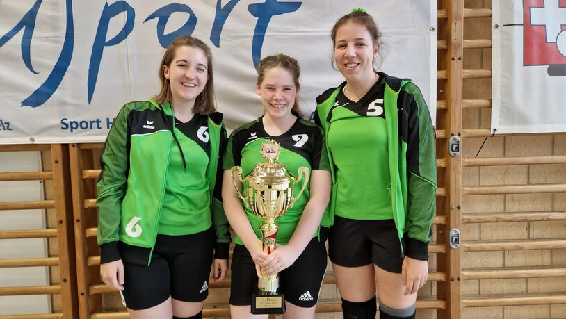 Eine Klasse für sich: TB Glarus 11 Tödi präsentiert den Siegerpokal.