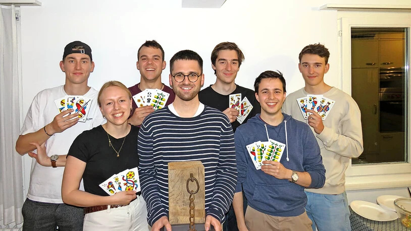 Der Vorstand von «Linth Undäufä» posiert mit dem «Siegestotz»: Janik Nussdorfer, Sanna Gubler, Urban Brunner, Jonas Zürrer, Hannes Scherrer, Matthias Neeracher und David Scherrer (von links nach rechts).