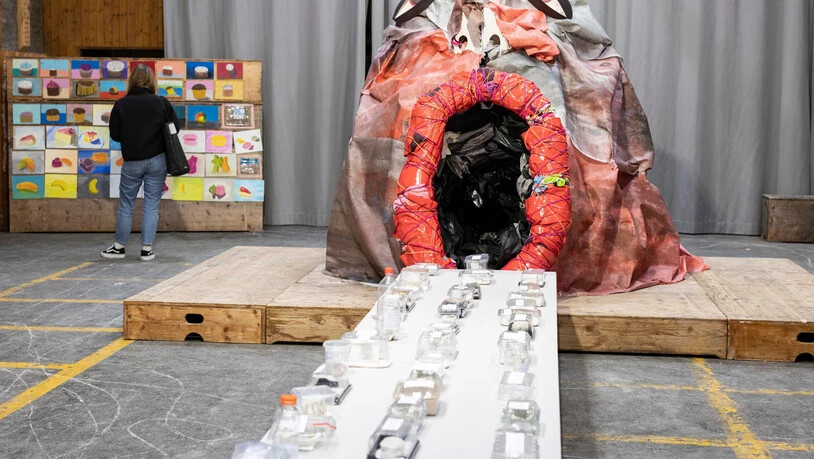 «WarenüberFLUSS»: Die Kunstwerke wurden von Jugendlichen der Oberstufe Glarus Süd und der Kantonsschule Glarus gestaltet.