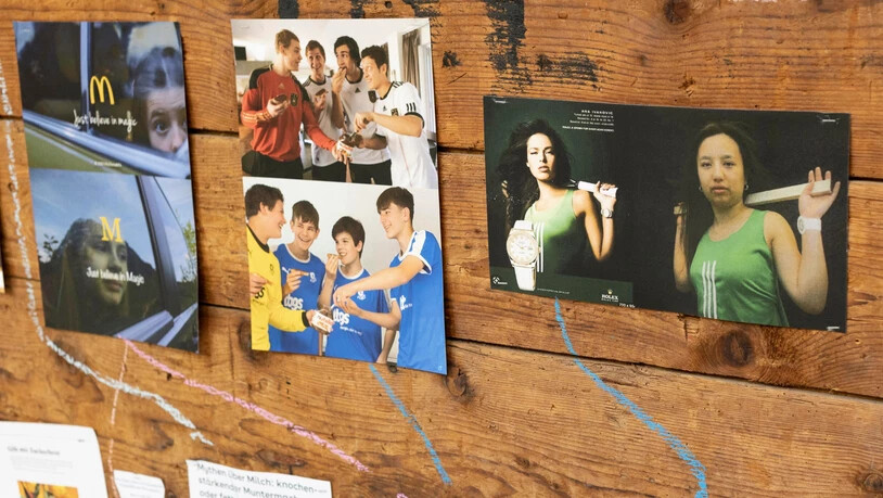Omnipräsent: Die Jugendlichen haben für die Ausstellung Werbung nachgestellt.