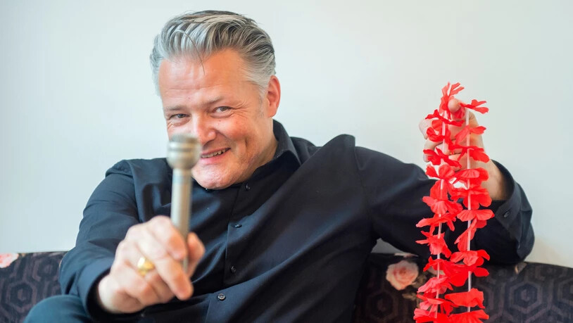 Weisser Anzug muss nicht sein: Hampa Rest mit Alohakette und einem Mikrofon, wie es Elvis benutzte.
