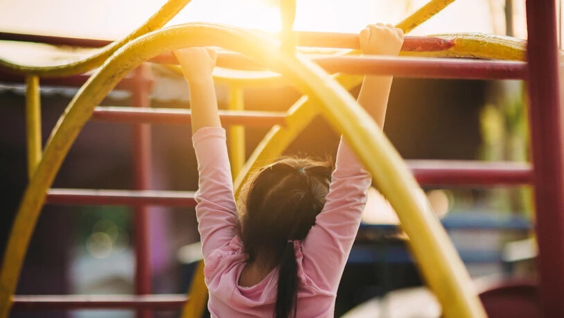 Nicht ganz ungefährlich: Spielplätze sind bei Kindern sehr beliebt. Hier können sie toben und die Welt kennenlernen. Allerdings besteht auf Spielplätzen durchaus eine erhöhte Unfallgefahr.