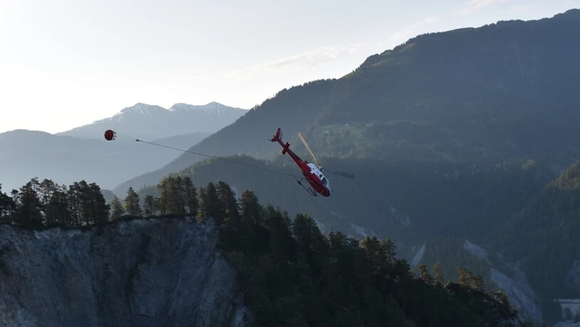 Luftunterstützung: Ein Helikopter half beim Kampf gegen die Flammen.