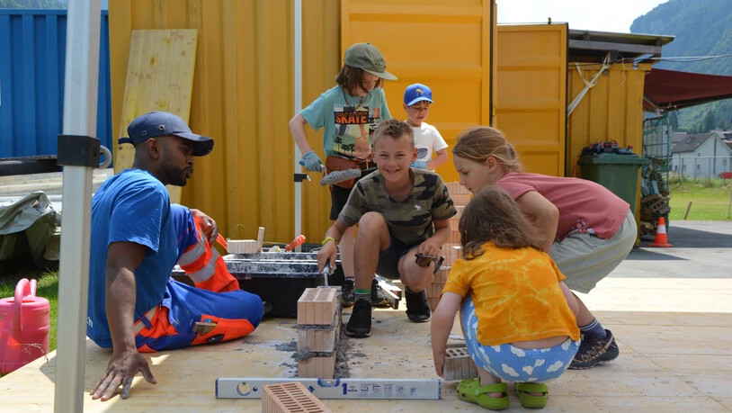 Junior Coach und Maschinenliebhaber: Nuo Jäggi arbeitet auf der Kinderbaustelle und nimmt am Maurerkurs teil.