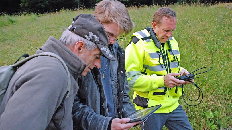 Arbeit im Team: Mittlerweile sind diverse Personen in die Rehkitzrettung mittels Drohne involviert, wie hier Helfer Walter Bollhalder (von links), und die beiden Drohnenpiloten Nils Scheunemann und Ruedi Leuzinger.