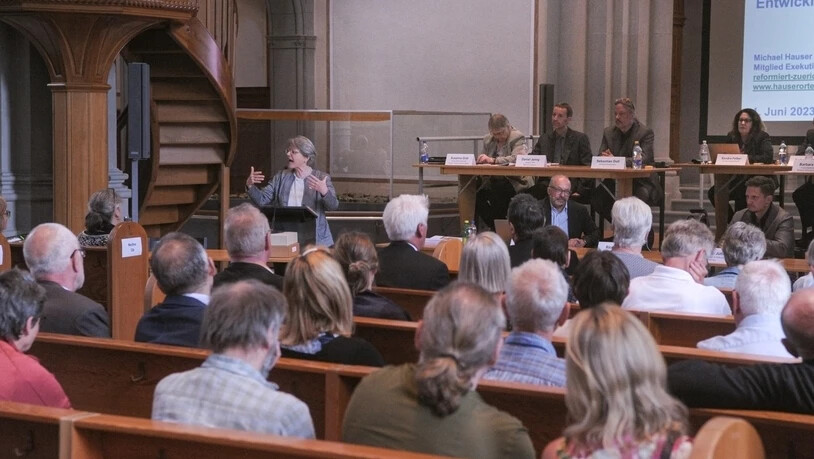 Die Präsidentin der Evangelischen Kirche Schweiz: Rita Famos sagt in ihrer Rede, dass Kirchen hochemotionale Orte seien und Erinnerungen geschaffen würden.