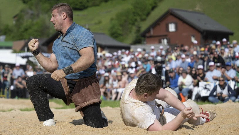 Siegeshungrig im Bündnerland: Diese Pose möchte Roger Rychen (links) am Bündner-Glarner Schwingfest in Flims möglichst oft zeigen.