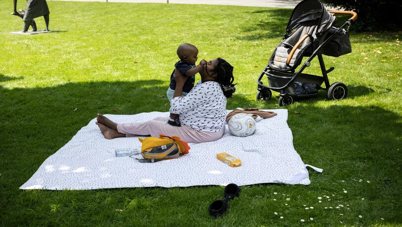 Die Wiese um dem Springbrunnen ist beliebt bei Familien mit Kindern.