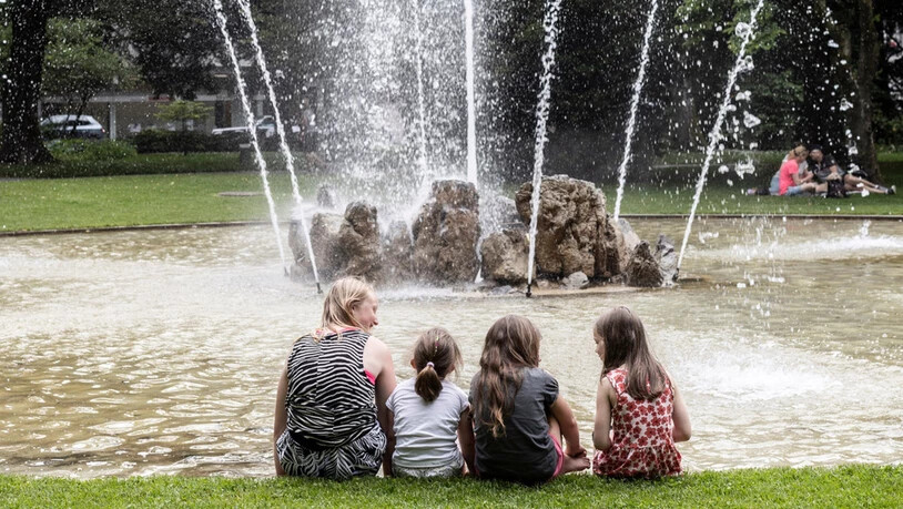 Der Springbrunnen im Volksgarten zieht Gross und Klein an.