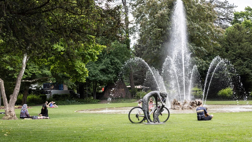 Die Wiese im Volksgarten wird mit den warmen Temperaturen vermehrt bevölkert.