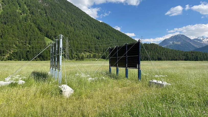 Fast so würde es aussehen: Ein Modell der geplanten Fotovoltaikmodule – Betonklötze und Spannseile wären beim fertiggestellten Kraftwerk nicht vorhanden.  