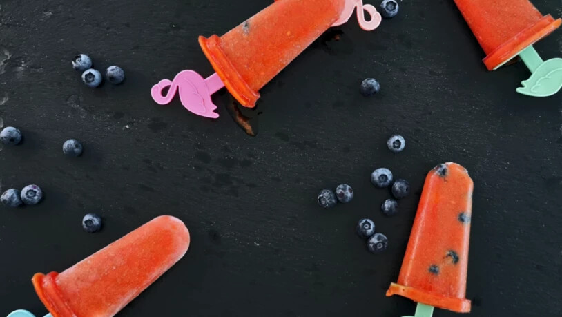 Bunte Versuchung: Die selbstgemachten Eis am Stiel sind fruchtig und erfrischend.