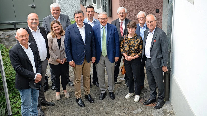 Treffen in alt Glarus: Im Garten des Brunnerhauses, das den Brand von 1861 überstanden hat, versammelt sich die Staatspolitische Kommission des Ständerates zum Mittagessen. In der Mitte die beiden Glarner Ständeräte, Kommissionspräsident Mathias Zopfi und -mitglied Thomas Hefti. 