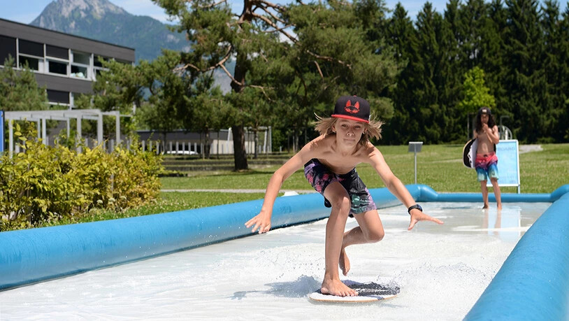 So wirds gemacht: Alvin Steger (12) aus Ennenda (im Vordergrund) übt zusammen mit Marwin Bäbler (12) das Skimboarden.