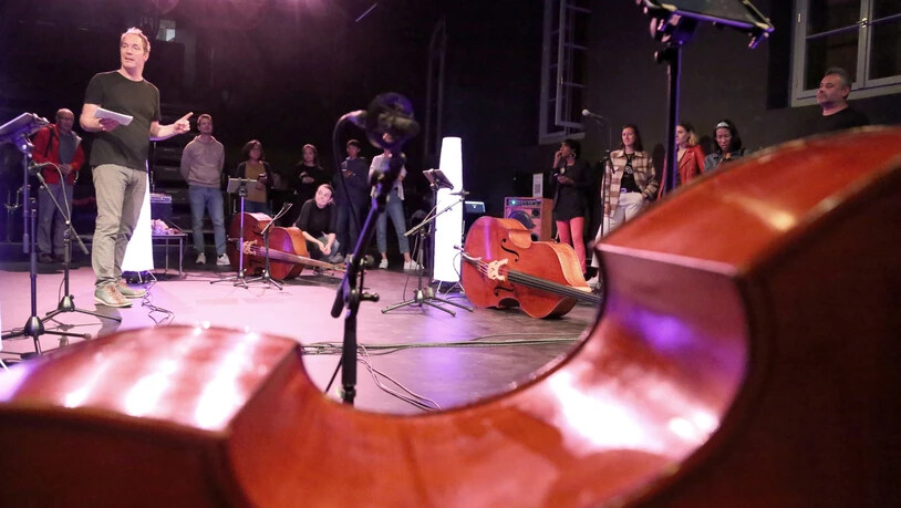 «Yes, don’t panic!»: Kontrabassist Marc Jenni (links) erklärt dem Publikum in der Churer Postremise die Idee des Partizipationsprojekts.