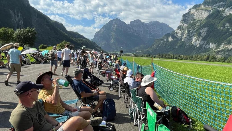 Das Wetter spielt mit: Die Flugfans haben sich am Freitagmorgen schon die besten Plätze gesichert.