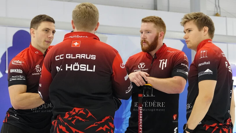 Offensiver oder defensiver spielen? Glarus mit Simon Gloor, Marco Hösli, Justin Hausherr und Philipp Hösli (von links) besprechen in Stirling ihre nächsten Spielzüge.