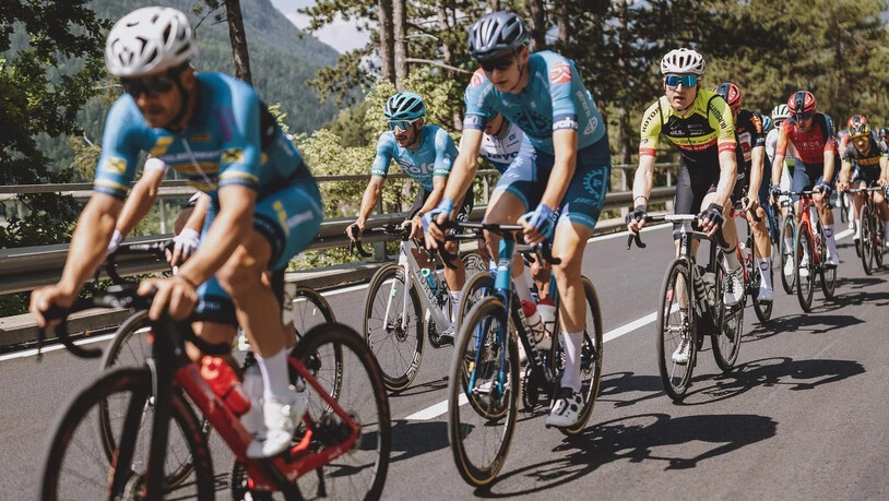 Colin Stüssi (im gelbschwarzen Trikot) gelingt der Start in die Portugal-Rundfahrt.