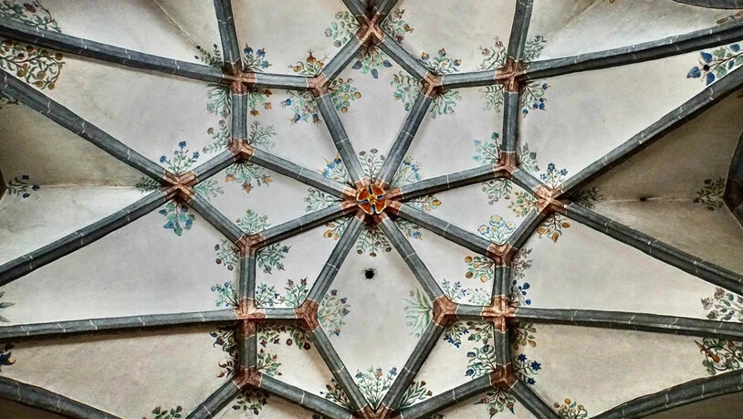 Gotische Baukunst: Die Florinuskirche in Ramosch ist eine der grössten spätgotischen Kirchen Graubündens. Die Rippen ihres Chorgewölbes bilden die Figuration eines «Haspelsterns».