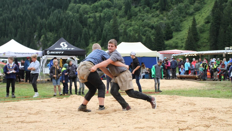 Den Tagessieg verpasst: Nico Marti (rechts) findet im Schlussgang kein Rezept, um Kevin Staub auf den Rücken zu legen; der gestellte Gang bringt Marti bei den Jahrgängen 2010/11 den zweiten Platz ein.