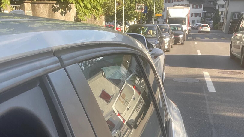 Die Summe machts: Von Näfels bis nach Glarus – hier bei der Abzweigung nach Riedern – steht am Freitagabend nach dem ersten Zigairmeet-Tag eine gegen neun Kilometer lange Kolonne. 