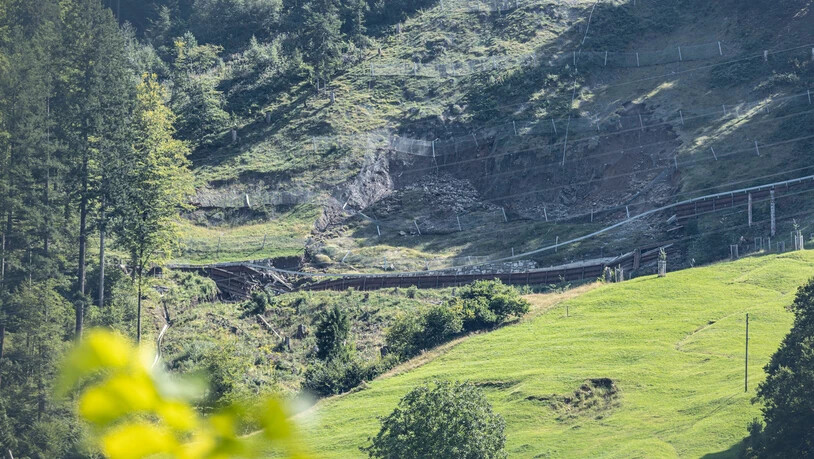 Hang ob Schwanden ist weiter in Bewegung: Die grösste Gefahr geht aktuell vom Felsgestein oberhalb der komplett abgesackten Niderentalstrasse.