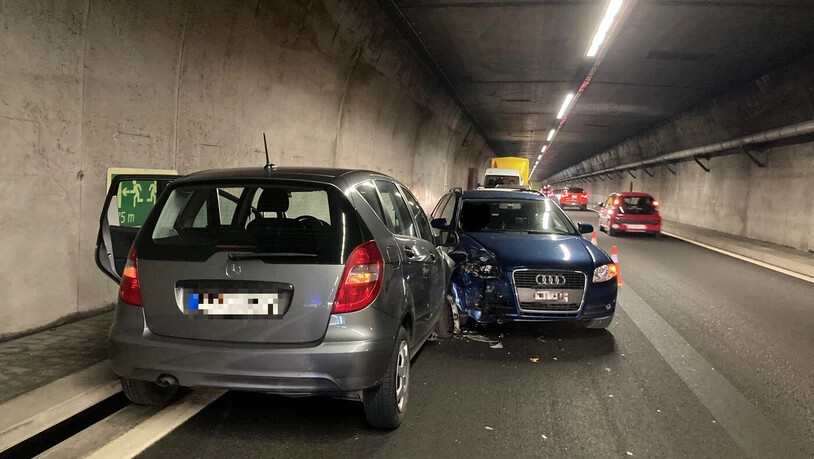 Drei Fahrzeuge involviert: Eine junge Autofahrerin kollidiert im Kerenzerbergtunnel auf der Gegenfahrbahn frontal mit einem Auto.