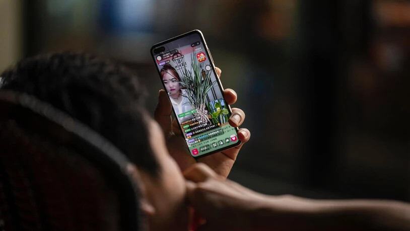 Beliebt aber gefährlich: Heutzutage findet sich die App Tiktok auf fast allen Handys bei Jugendlichen.
