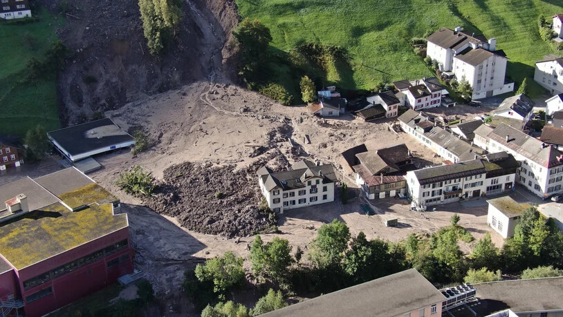 Vorübergehende Beruhigung: Im Morgenlicht präsentiert sich das Hauptschadengebiet in der Plattenau mit der Wagenrunse, deren Wasser die Rutschmasse verflüssigt und verteilt hat.