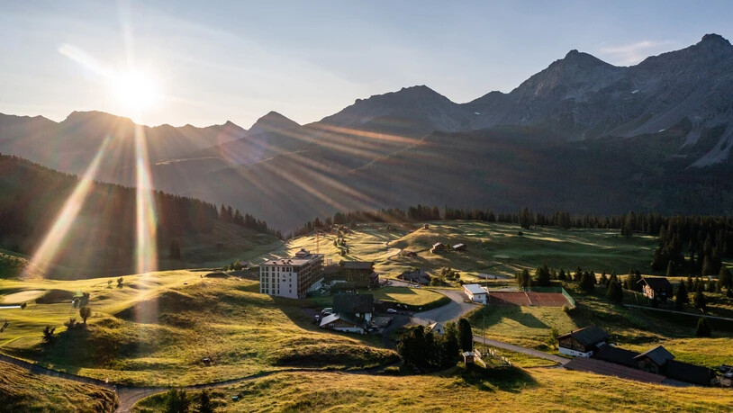 Um die Seele baumeln zu lassen: Das herbstliche Panorama in Arosa bietet die passende Auszeit an der frischen Luft.