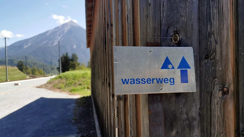 Immer dem Pfeil entlang: Die blauen Wegweiser zeigen den Besucherinnen und Besuchern, wo der Wasserweg verläuft.