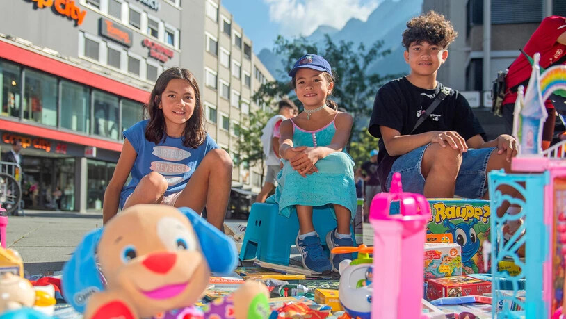 Bereit für den Ansturm: Soriya (11), Davy (8) und Arun (13) (von links) warten an ihrem Stand auf Kundschaft.