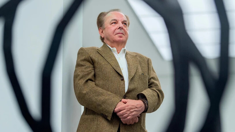 Ein bisschen stolz und etwas amüsiert: Der Künstler Abraham David Christian lässt sich im Bündner Kunstmseum durch seine Bronze «Interconnected Sculpture» (2022) hindurch ablichten.