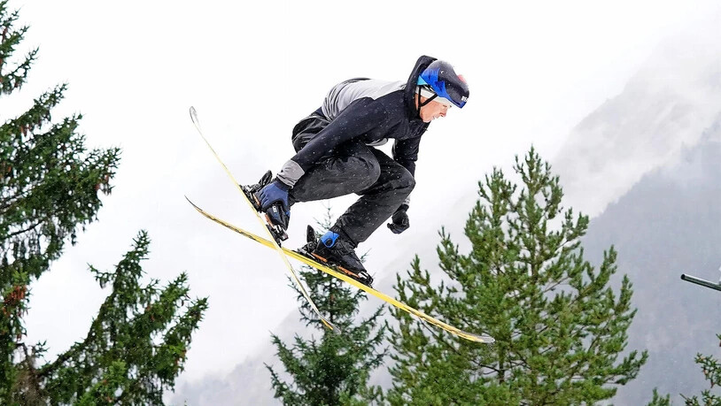 Der Glarner Freeskier Nils Rhyner trainiert mit den Schweizer Freeskiern auf dem Airbag in Scharnitz, Österreich; aufgenommen am Dienstag, 29. August 2023.