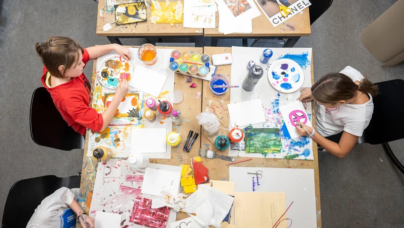 Es werden mehrere Bilder zu einem Thema gemalt: Die Zwillinge Naira und Lia Hug und Jana Wolf malen, was das Zeug hält.