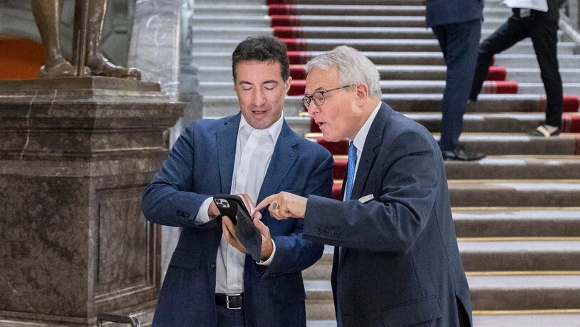 Das scheint interessant zu sein: Der abtretende Ständerat Thomas Hefti (rechts) im Bundeshaus in Bern. 