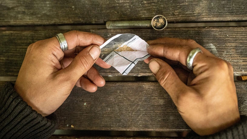 Offener Drogenkonsum: Braunes Heroin wird durch eine Pfeife geraucht, der Stoff ist in einem Lottozettel-Schnipsel eingepackt.