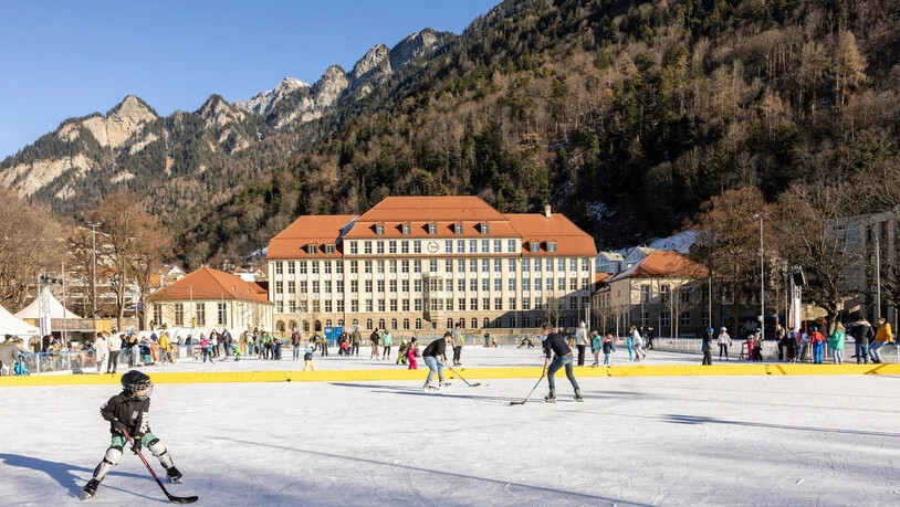 Für Gross und Klein: Ab dem 11. November entsteht wieder das Eisfeld auf der Quaderwiese. 