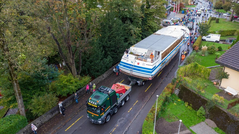 Die letzte Etappe des Transports führt durch Weesen zum Hafen.