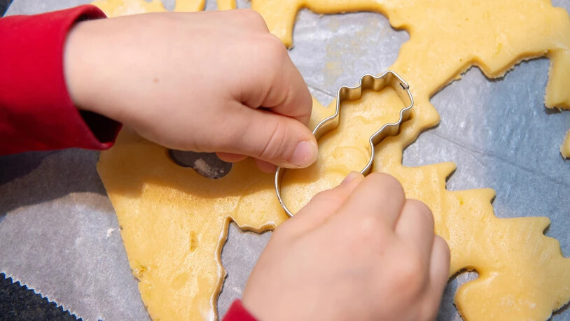 Guetzli ausstechen: Die Kinder Sebastian, Aneah und Niklas backen gemeinsam Mailänderli.