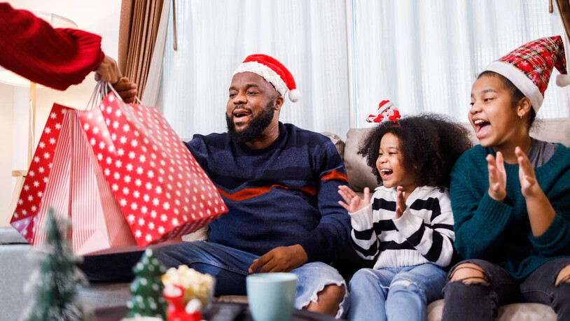 Einander eine Freude machen: Die Tradition, sich an Weihnachten zu beschenken, lässt sich bis ins 13. Jahrhundert zurückverfolgen.