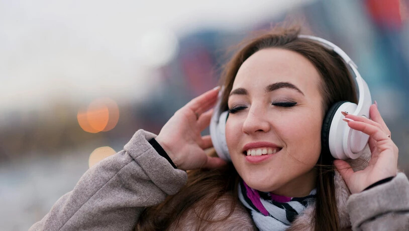 Sinnliche Klänge: Die Augen schliessen, die Seele baumeln lassen und gefühlvolle Musik geniessen. Gefühlvolle Songs haben der Schweiz dieses Jahr besonders gut gefallen.
