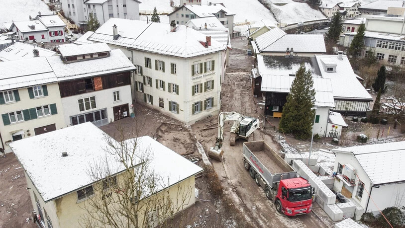 Folgeschäden vermeiden: Am Dienstag, 9. Januar, beginnen lokale Unternehmer die Schlamm-Massen aus dem Plattenauquartier abzuführen.