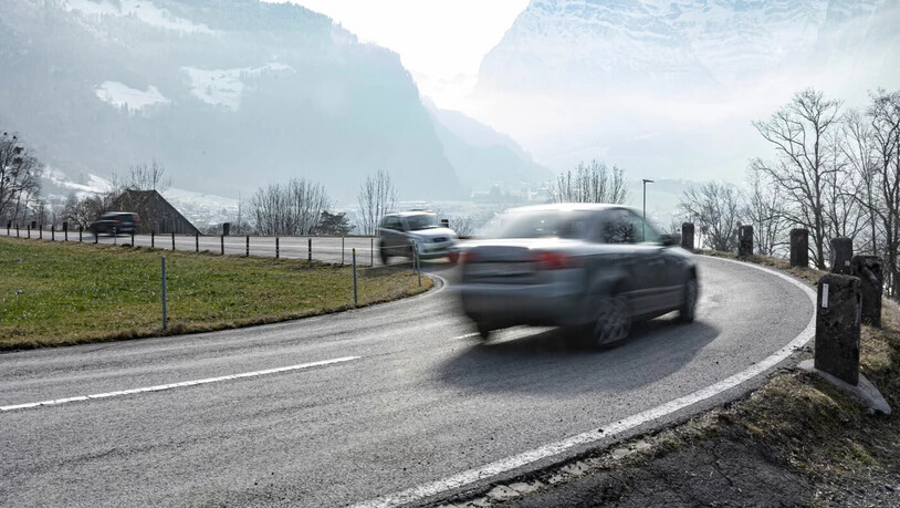 Blick zum Kurvenende: Am Kerenzerberg blitzt die Polizei im April 2021 eine ganze Menge Autos und Töffs. 