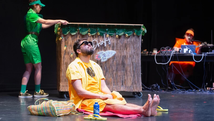 Ein Platz an der Sonne: Rodrigo Cortes Guadarrama (Mitte) hat nicht nur die Szenografie und das Installationsdesign für «Sonnensturm» geschaffen, er tritt auch als Schauspieler auf. 