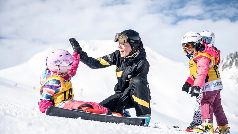 Gib mir fünf: Eine Skilehrerin freut sich mit der Schülerin über das Erreichte.