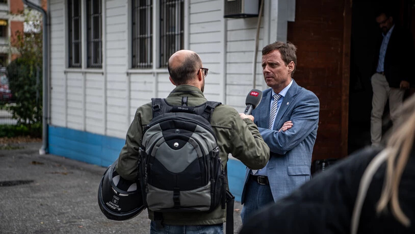 Nach wie vor der Favorit: Die Sägenstrasse 75 ist immer noch der bevorzugte Standort für den geplanten Konsumraum – im Bild Stadtrat Patrik Degiacomi bei der Präsentation des Geländes im Oktober vergangenen Jahres.