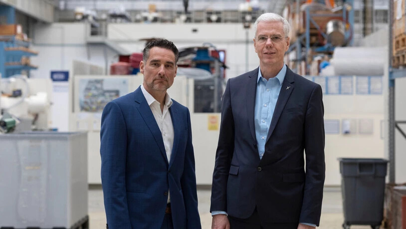 Besuch im Glarnerland: Krones-CEO Christoph Klenk (rechts) arbeitet schon seit Jahren mit der Netstal Maschinen zusammen. Am Donnerstag informiert er zusammen mit dem CEO der Netstal, Renzo Davatz, die Belegschaft.